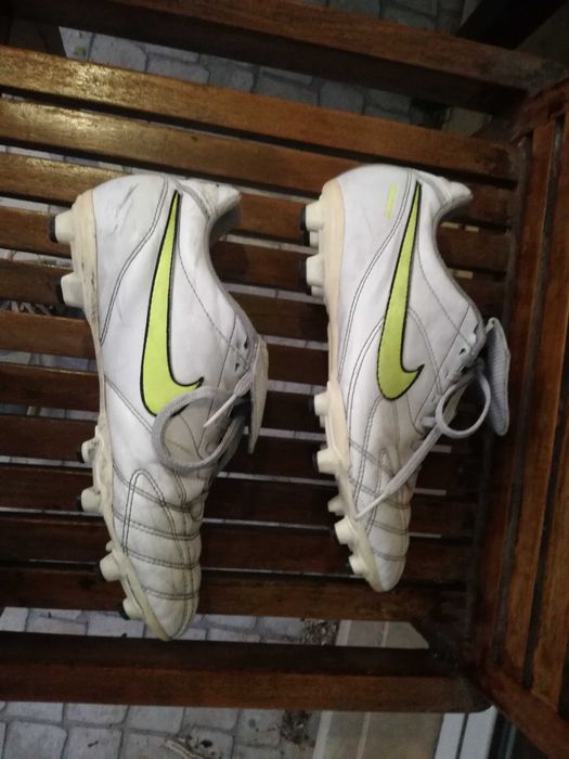 Chuteiras com pitons tênis sapatilhas para futebol da Nike Tiempo