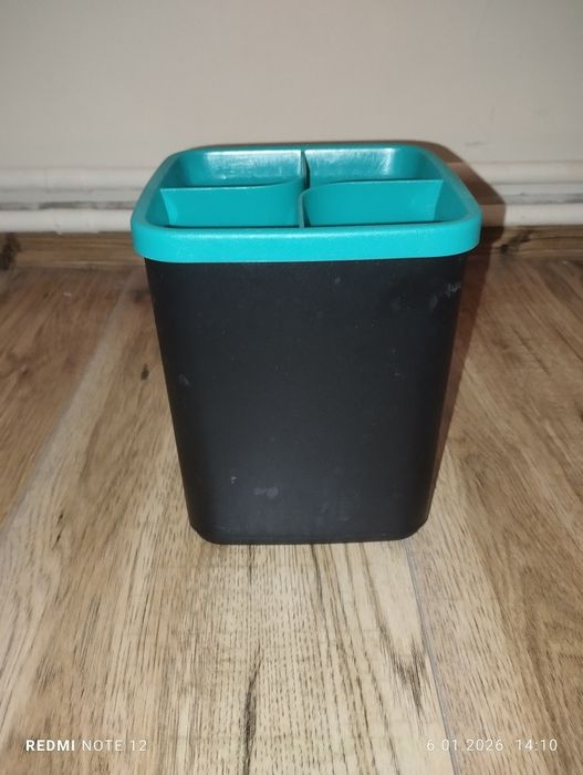 Tupperware odciekać na sztućce.