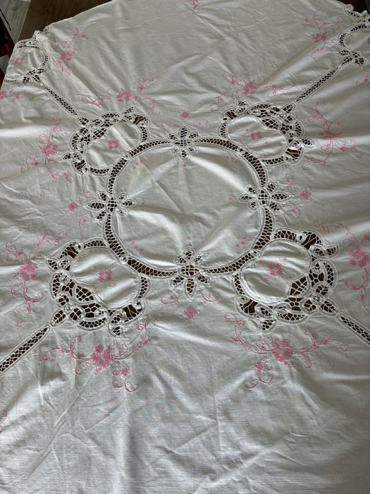 Toalha de mesa bordada a ponto cruz e renda de bruxelas
