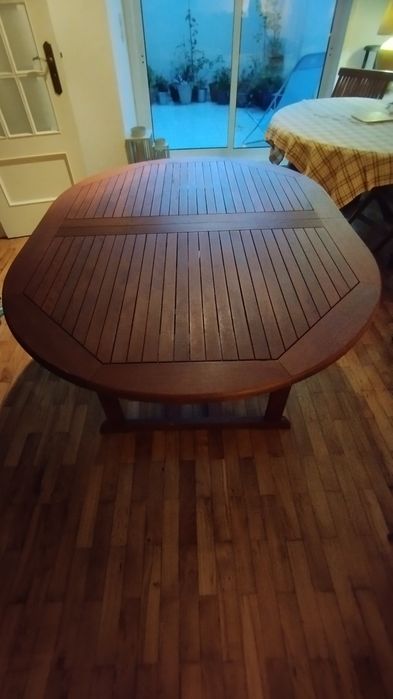 Mesa extensível oval em teca 6/8 lugares, em ótimo estado