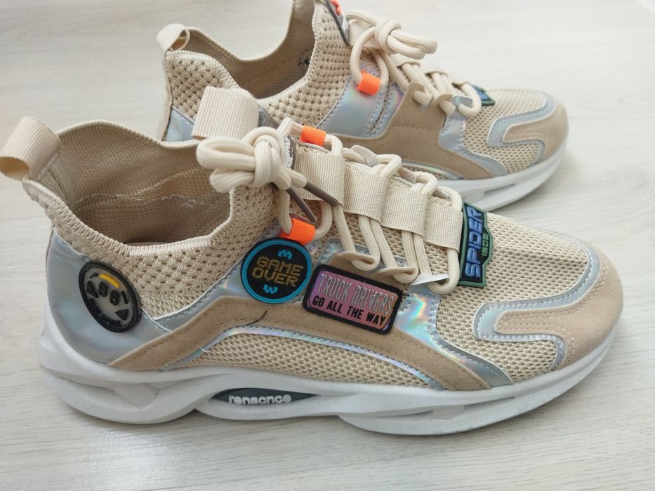 Продам кросівки осінь, літо