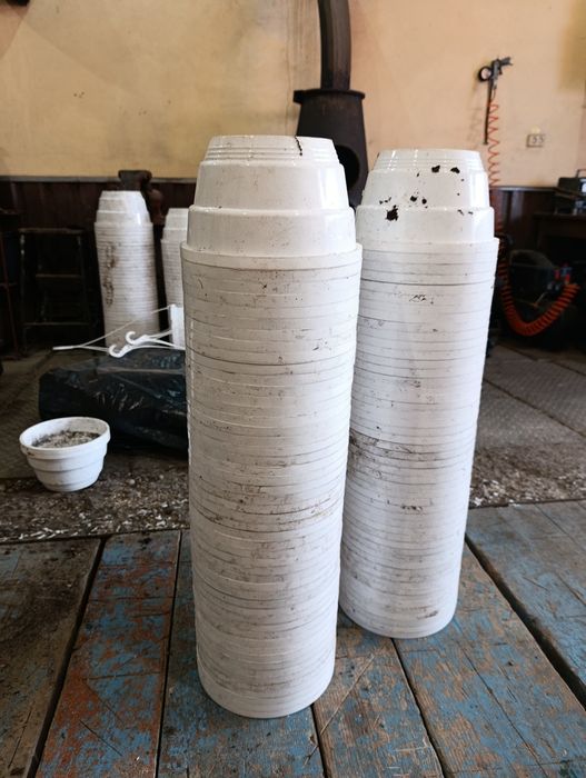 Горщики для квітів бувші у використанні