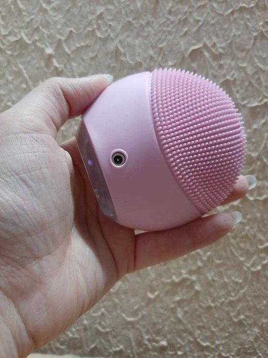 Очищающая щеточка для лица с регулировкой уровня вибрации