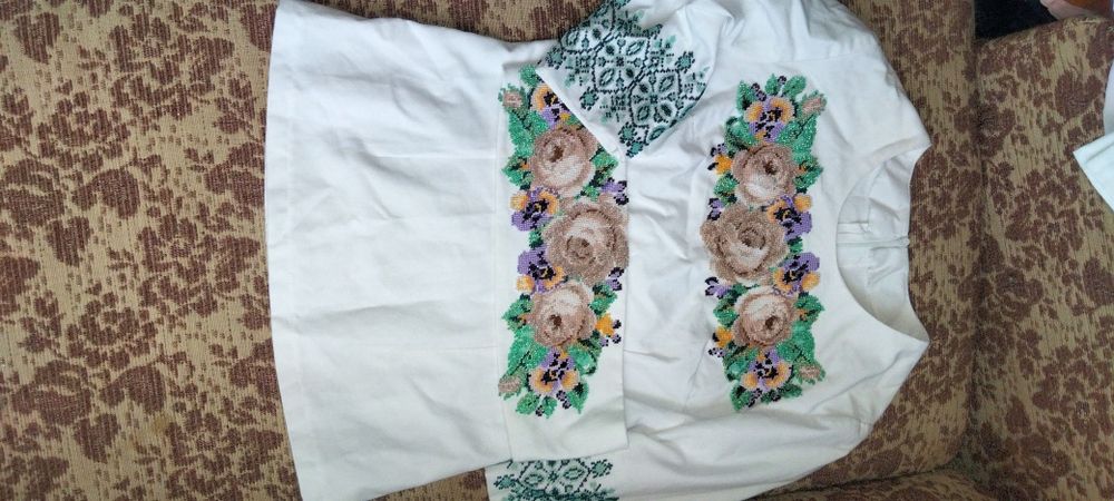 Парні вишиванки жіноча і чоловіча