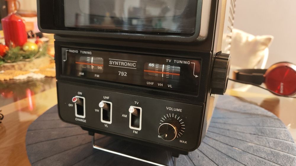 Vendo televisão portátil Orion 7152