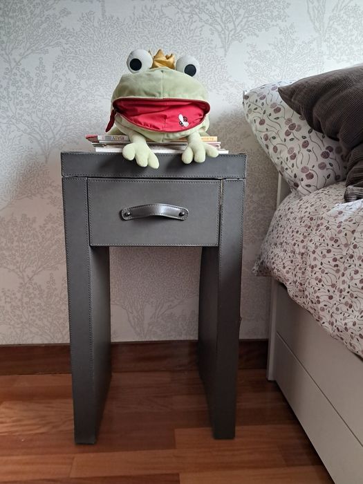 Mesa de cabeceira ou móvel de apoio