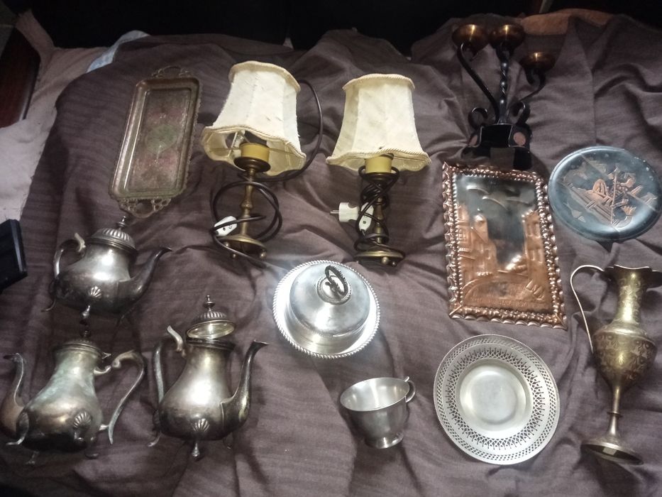 Ozdobne bibeloty do wystroju wnętrza, stare mosiężne dzbanek i inne.