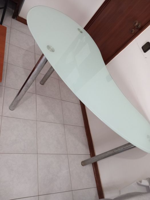 Mesa de vidro e mesa de madeira