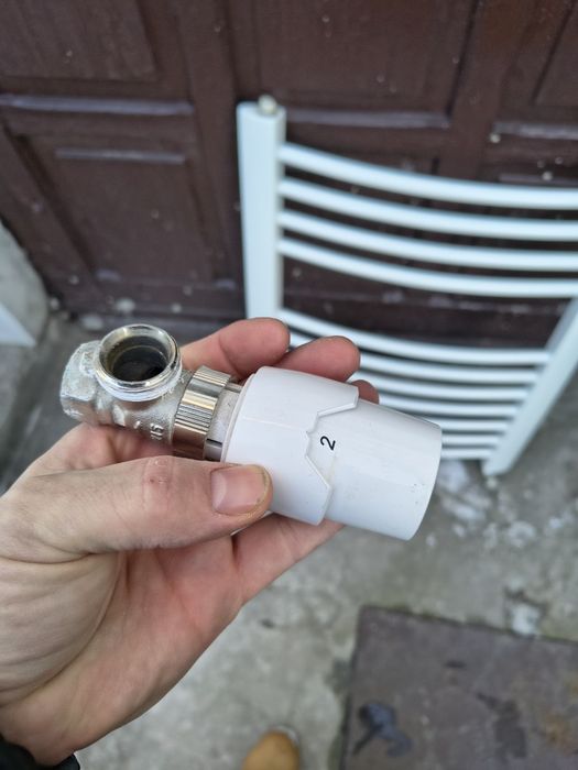 Grzejnik łazienkowy z termostatem Ferro
