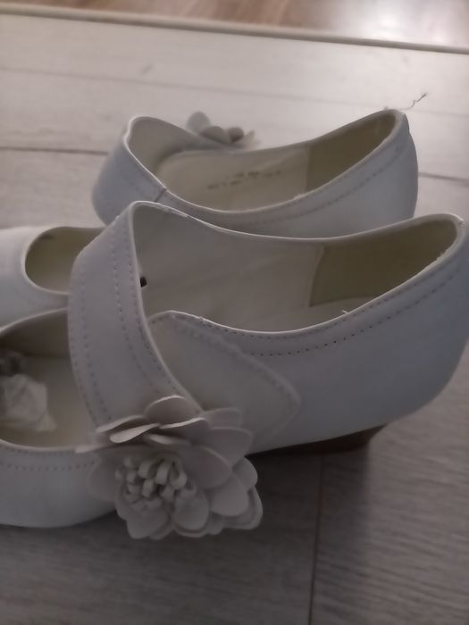 Białe buty, eleganckie,  ślubne na słupku