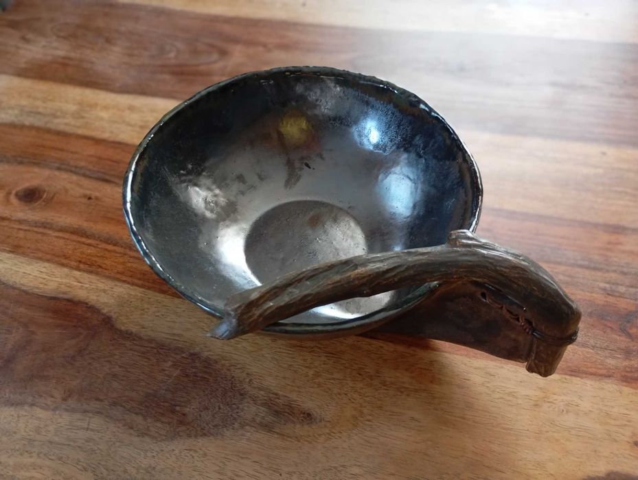 Ręcznie wykonana czarna misa ceramiczna z elementem drewnianym