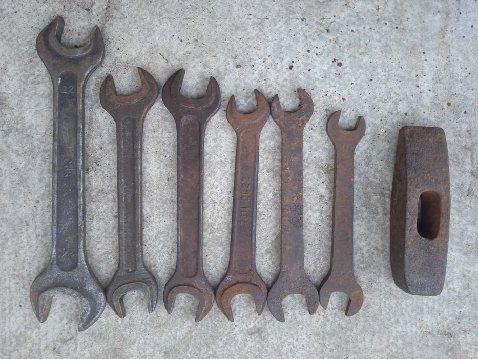 Отвёртки, ключи рожковые, напильники, молотки, кусачки.