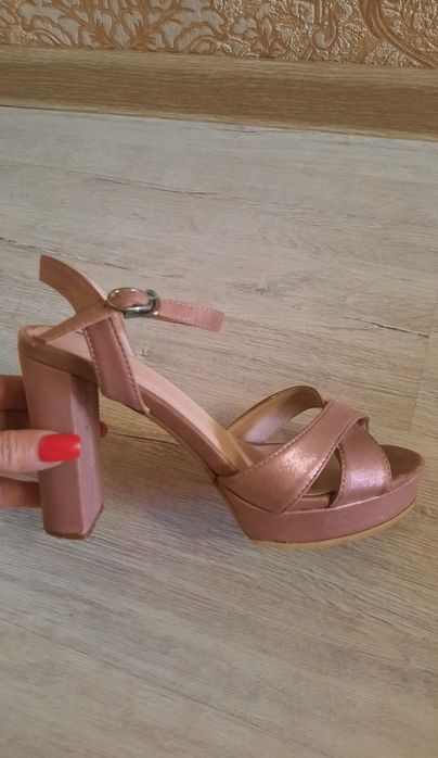 Продам жіночі босоніжки