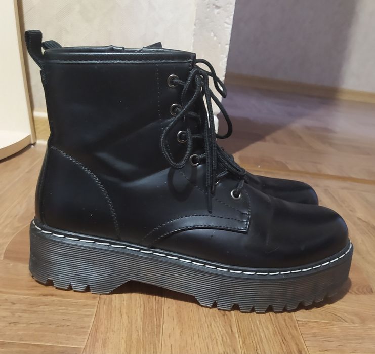 Чёрные женские сапоги "Мартинсы", 40 размер