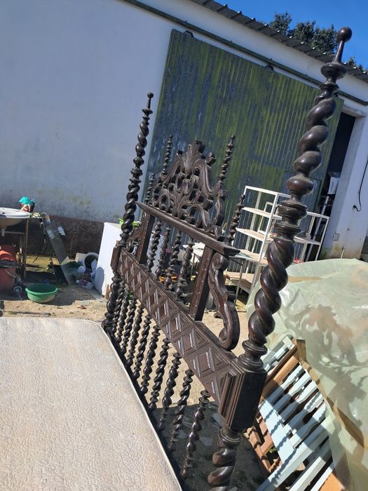Cama de madeira de casal com estrado