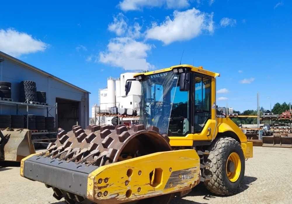 Do wynajęcia Walec Caterpillar CC34B