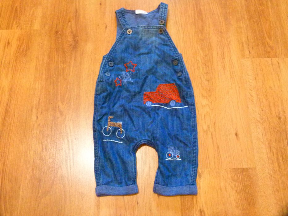 rozm 68 NEXT ogrodniczki spodnie cienki miękki jeans hafty chłopięce