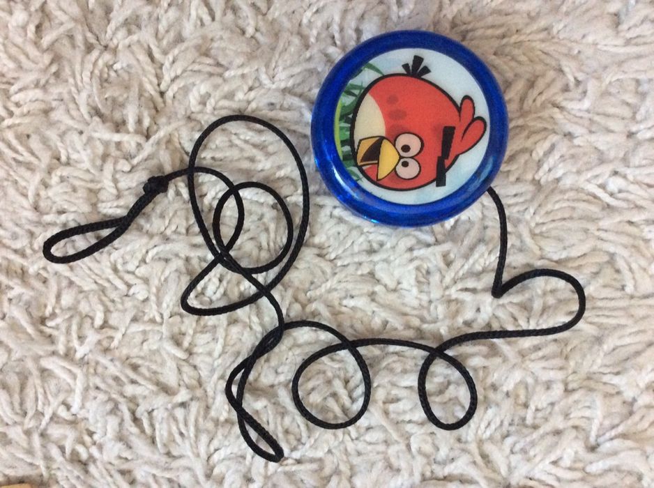 Boné e io-io Angry Birds