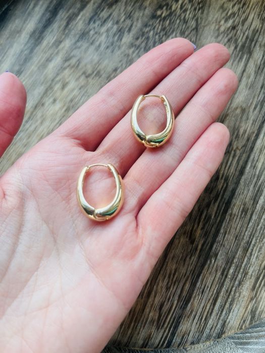 Stylowe i uniwersalne kolczyki dla kobiet.