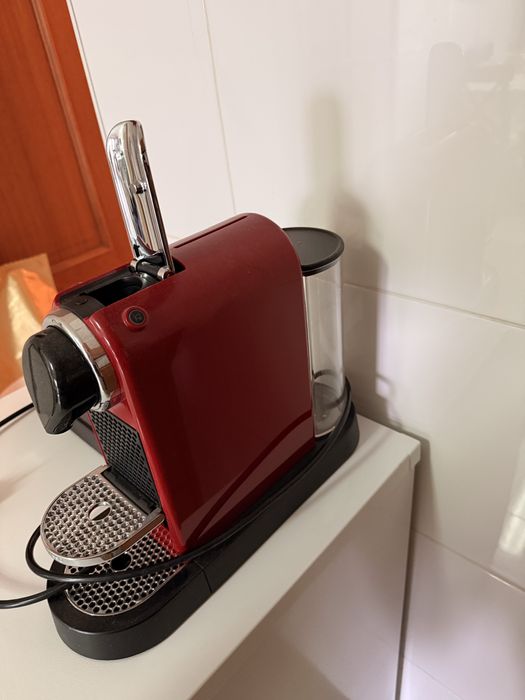 máquina de café Nespresso CitiZ Cherry Red, na cor vermelha