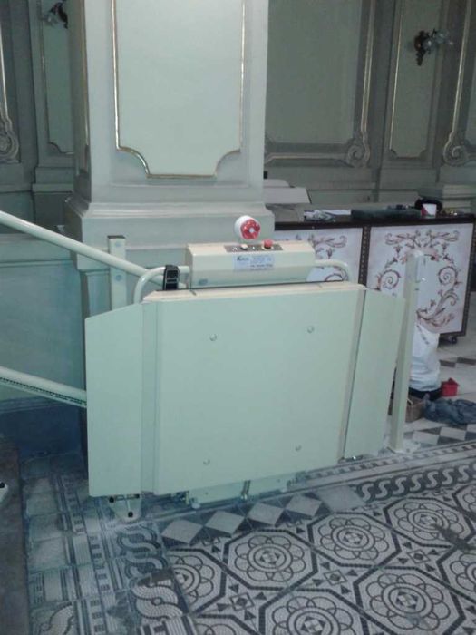 Підіймальна прямолінійна присходова платформа