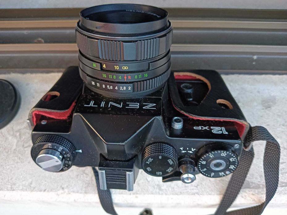 Máquina fotográfica ZENIT, com objetiva Carlzeiss