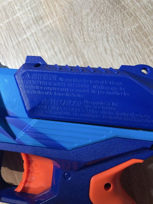 Бластер Nerf.