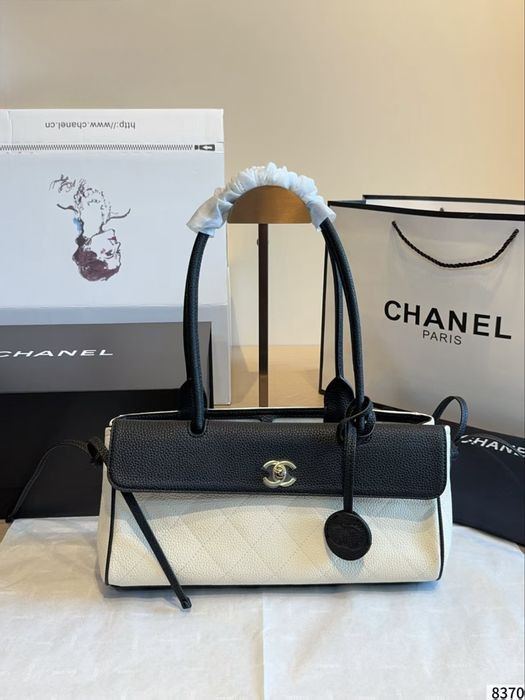 Сумка Chanel Urban Essential East West Small AS6288 31 см чорно-біла  В НАЯВНОСТІ