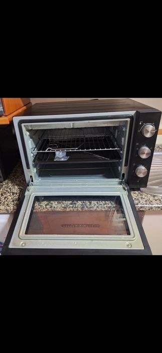 Mini-forno elétrrico marca Becken,  com capacidade de 60 litros  de 2200 W
