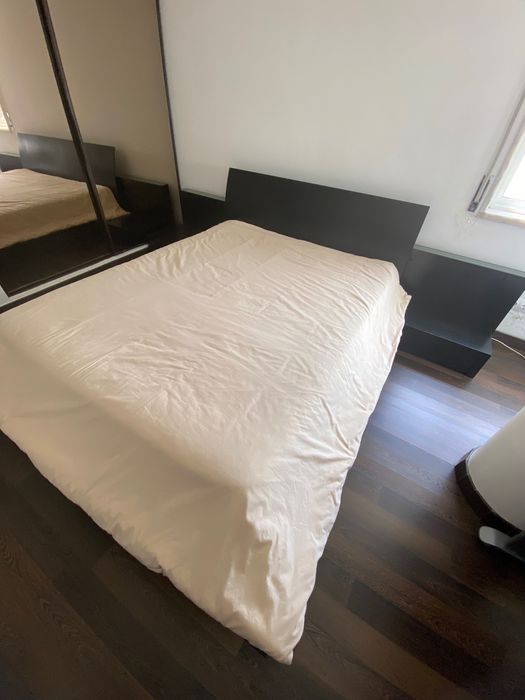 Cama de casal com mesas de cabeceira