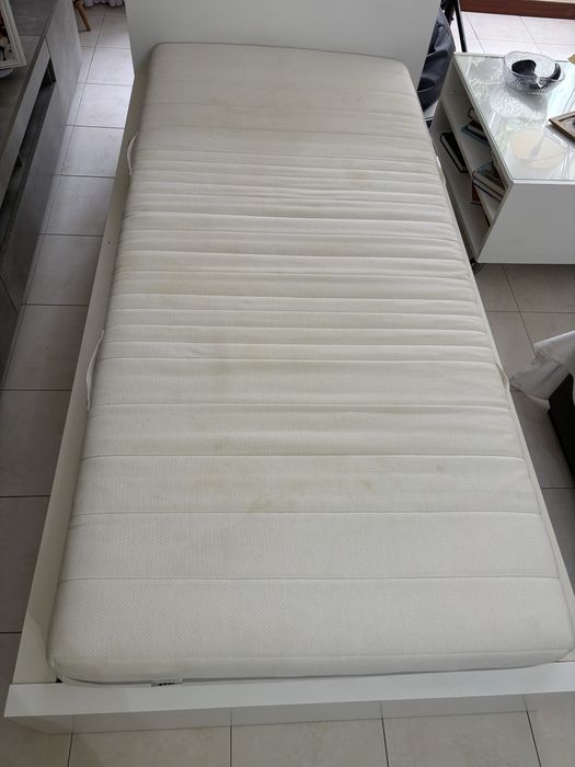 Cama de solteiro c/ estrado e colchao