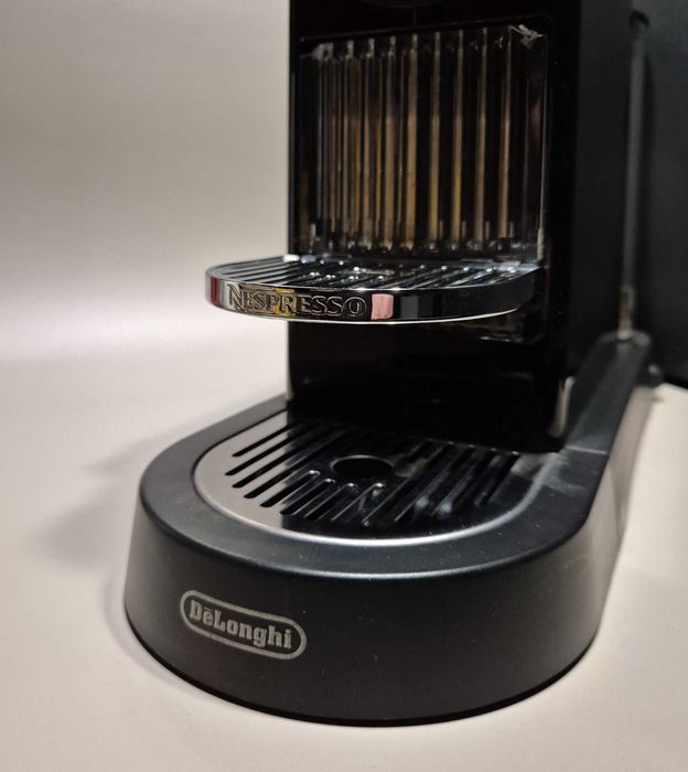 Máquina de Café Nespresso DeLonghi Preta