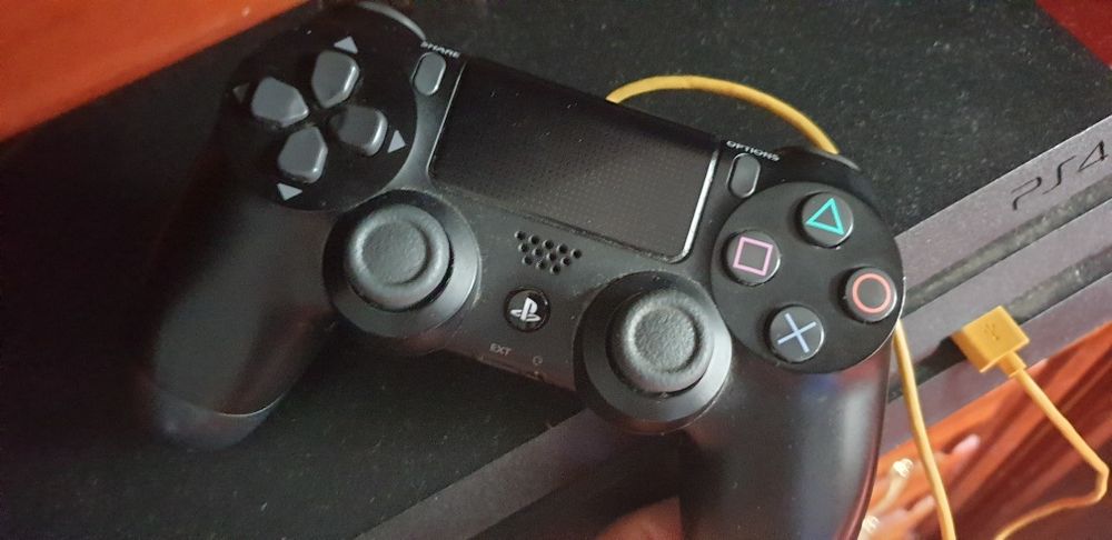 PlayStation 4 PRO  1 TB + comando original