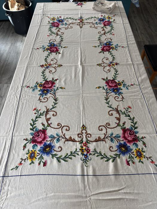 Toalha de mesa bordada a ponto cruz manual 247x163