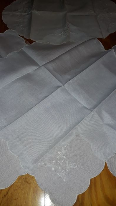 Conjunto 4 naperons brancos bordados