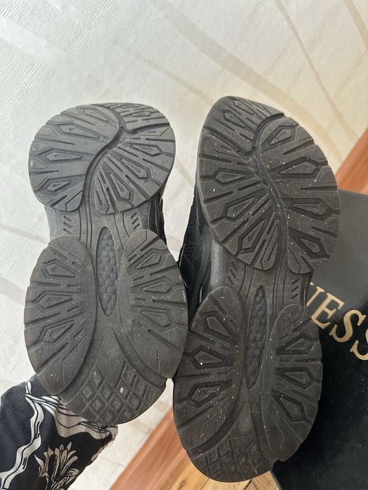 Продам кросовки guess