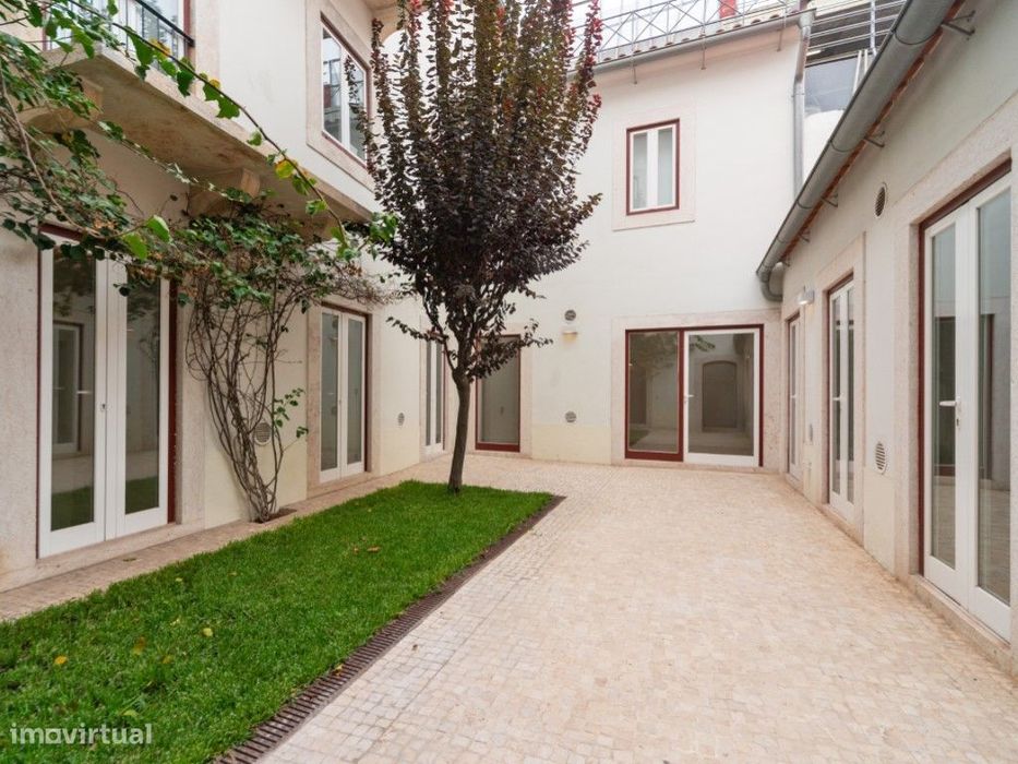 Apartamento T3 Remodelado com Pátio Privativo em São Bento!