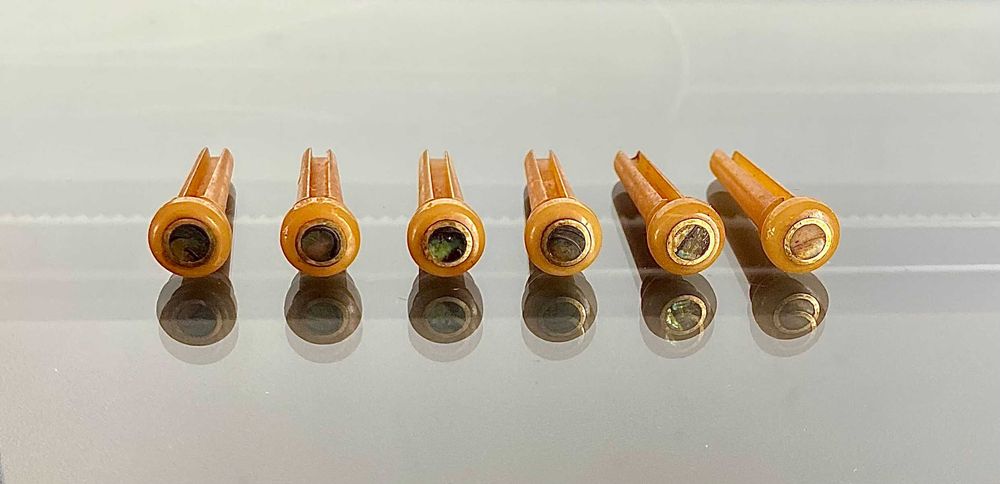 Pins em osso de camelo c/ pontos abalone Guitarra Folk