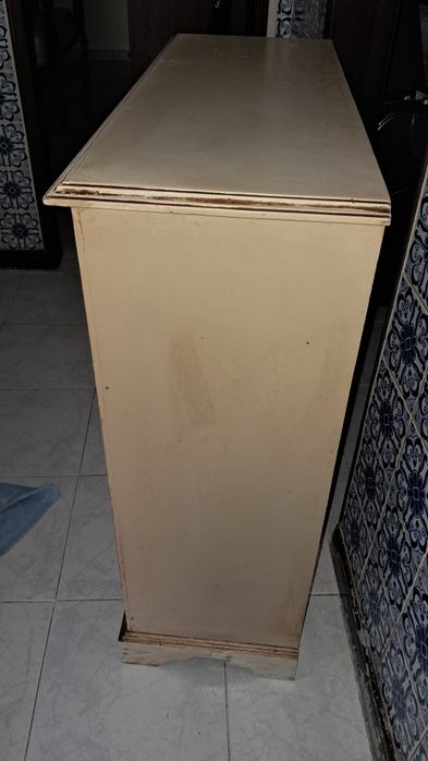 Móvel pintado a óleo