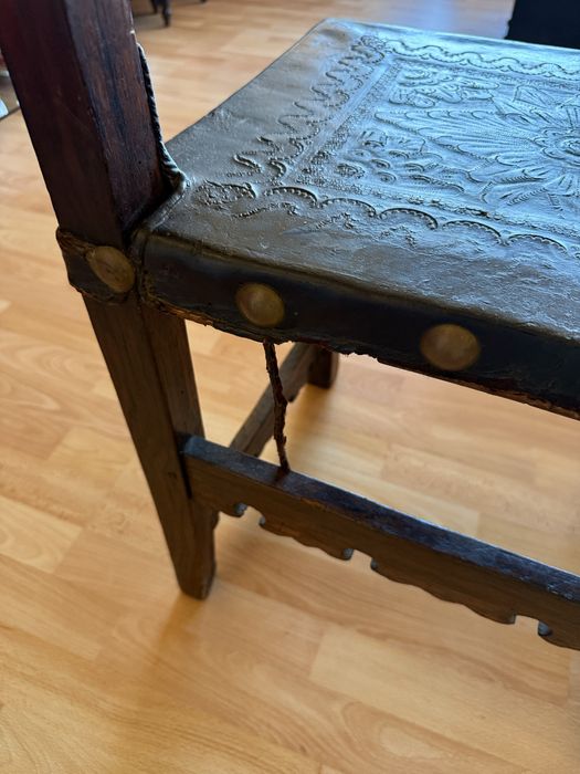 Cadeiras madeira e cabedal