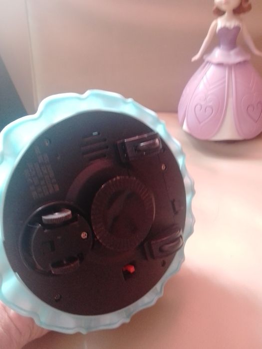 Lalki Anna i Elza tańczące