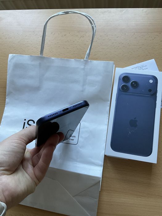 IPhone 17 pro max deep blue 256 zamienię na Iphone 17 pro, Macbook air 15 M5