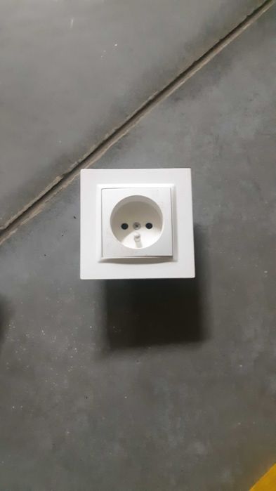 Gniazdka i włączniki elektryczne