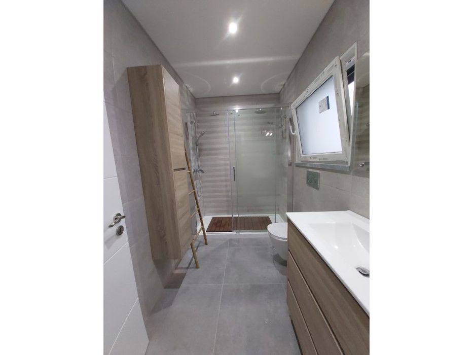 Moradia isolada T3+2, com garagem, jardim e piscina.