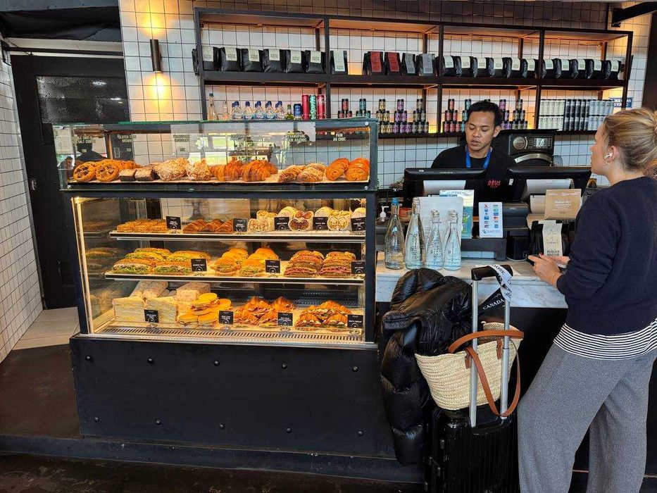 Холодильна вітрина на замовлення,кондитерська вітрина,кондитерская вит