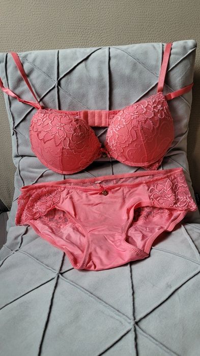 Biustonosz push-up z koronką w kolorze różowym  + figi