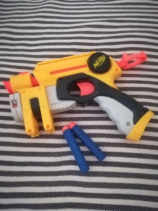 Pistolas de brincar, plástico.