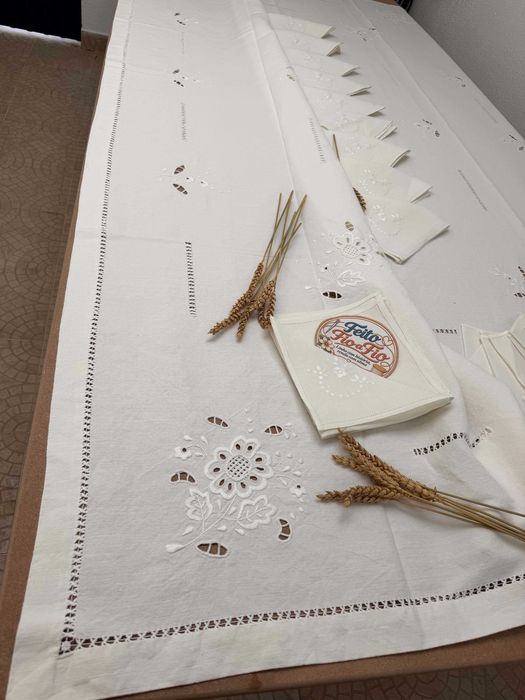 Toalha de mesa em puro linho antigo, bordados da Lixa, nova e por estrear!