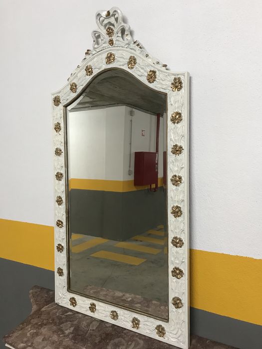 Consola com pedra e espelho