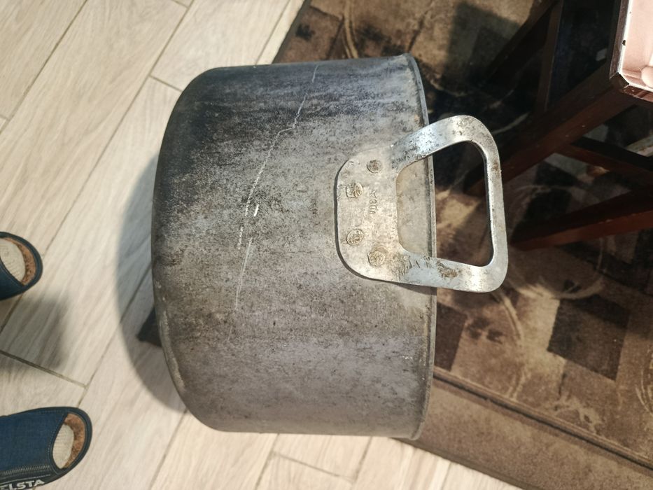 Большая алюминевая кастрюля